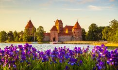 Die Burg Trakai ist eine spätmittelalterliche Wasserburg in Litauen – eine der bekanntesten Sehenswürdigkeiten in Litauen