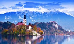 Slowenien, Luftkurort Bled mit Kirche am Bleder See umrahmt von den julischen Alpen und dem Nationalpark Triglav 