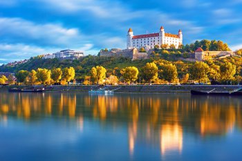 Slowakei: Historisches Zentrum von Bratislava mit der Burg über der Donau, Bratislava