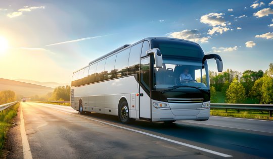 Reisebus auf der Autobahn: Komfortable Busreise mit Blick auf die Straße