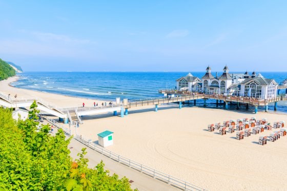 Deutschland, Ostsee, Insel Rügen, Ostseebad Sellin mit Sandstrand und Seebrücke