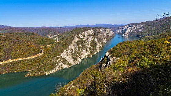 Höchste senkrechte Klippen über der Donau in der Djerdap-Schlucht und im Nationalpark in Ostserbien